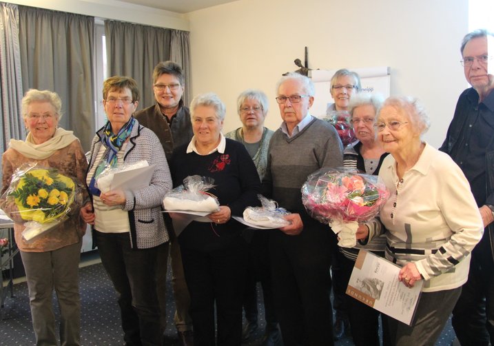 Auf dem Bild scharrten sich die Jubilare 2018 um die Vorsitzende Josi Marten Zahlreiche Mitglieder wurden auf der JHV geehrt